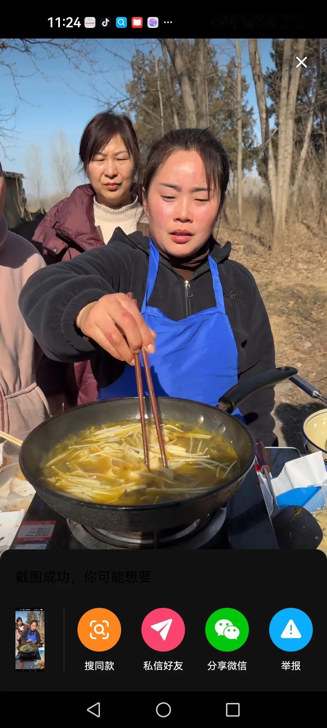 五百元大结局
谢大飞妈忍痛割爱当场摘项链，给人家要债人，做为抵押。
要债的又来了