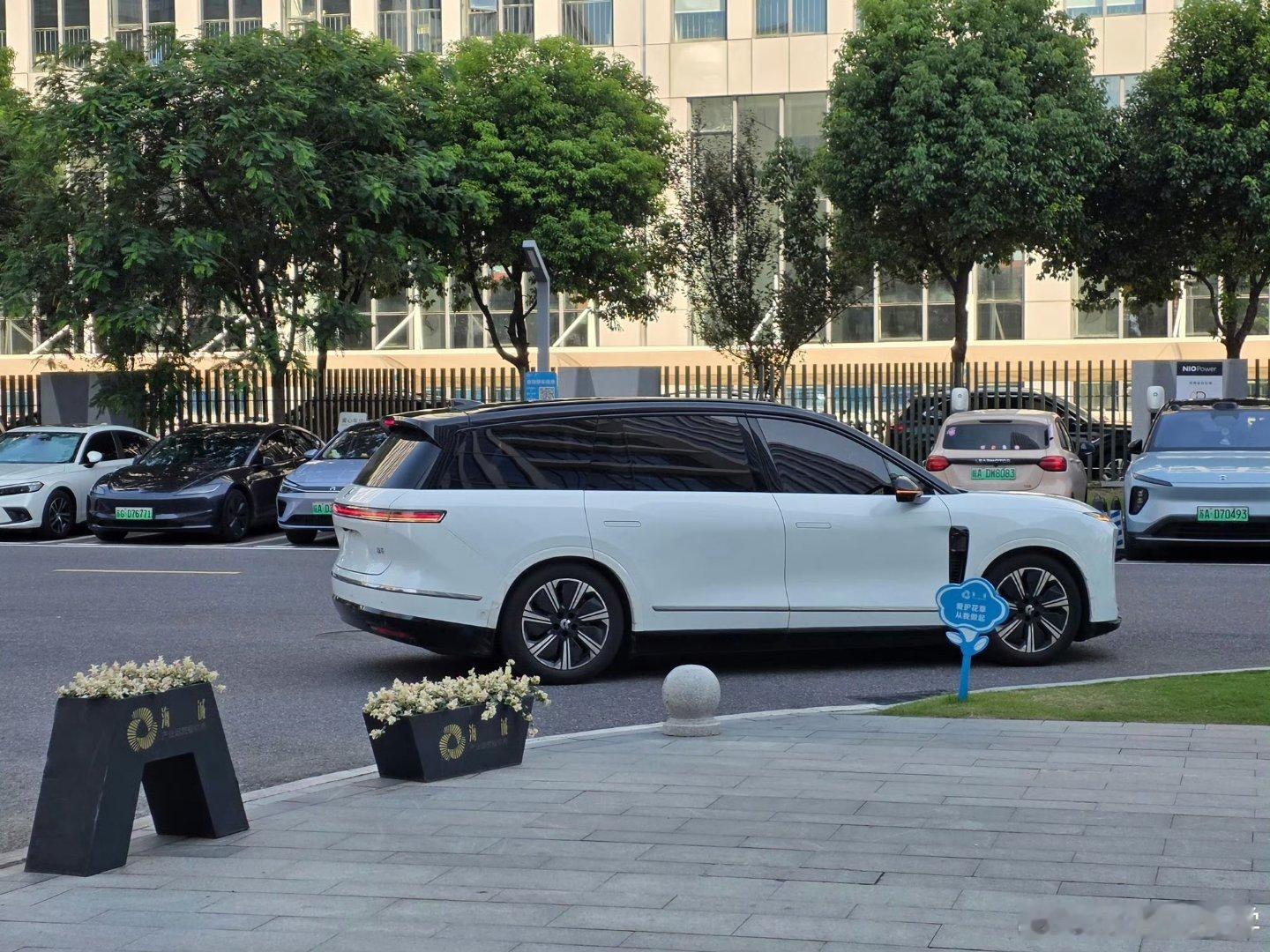 为啥说ES8其实不需要电动踏板也可以？这张图就很能说明问题，这离地间隙[笑cry