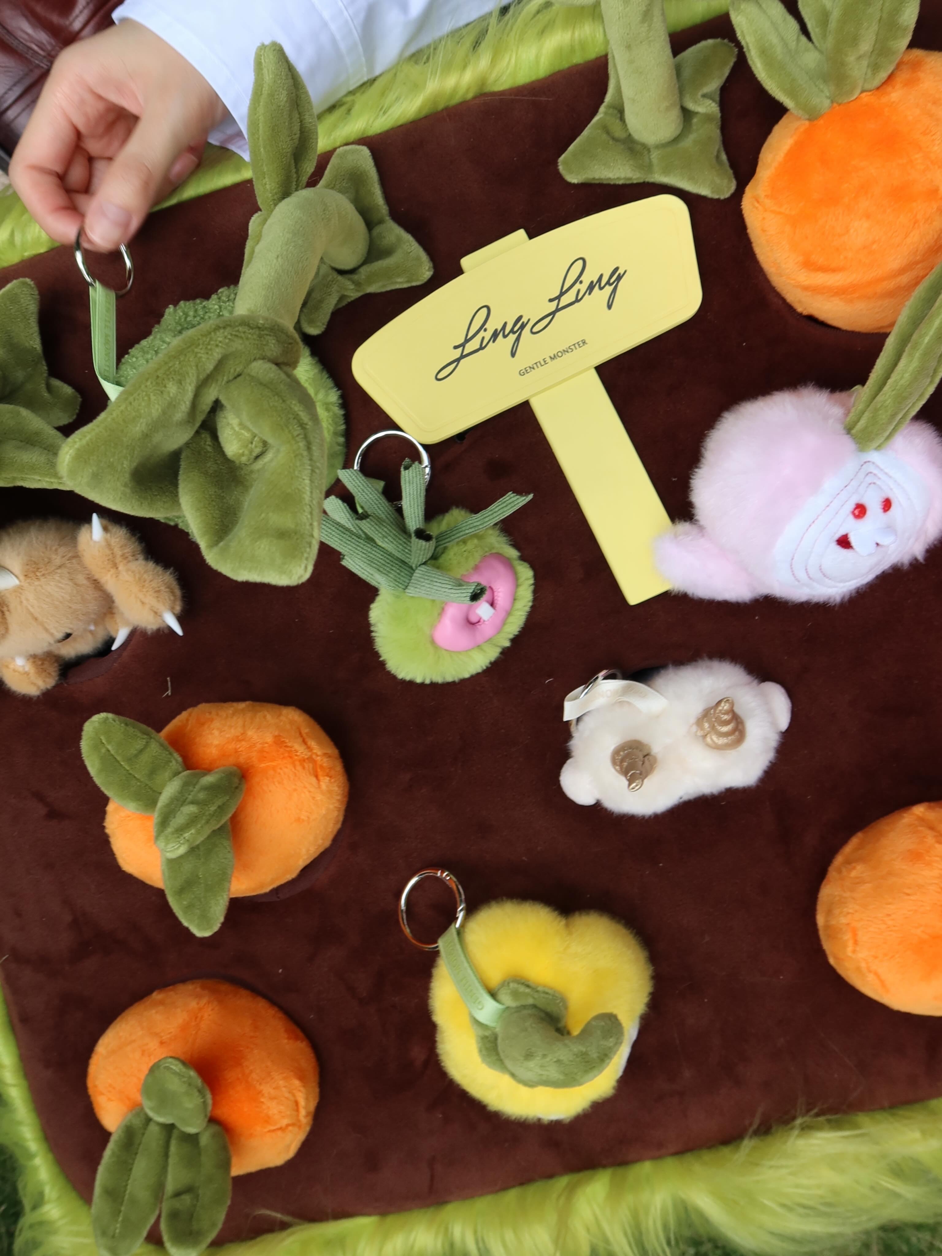 邝玲玲IG更新gentlemonster“🍅🥕🥦🫜🍆”clinique