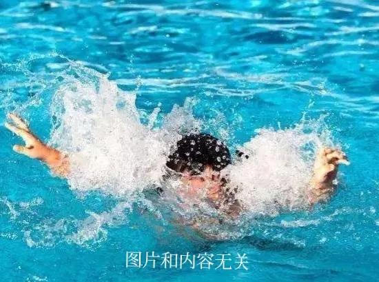 2名小孩泳池溺水致一死一伤，大人们要引以为戒！

6月3日，越南广宁省，一家四口