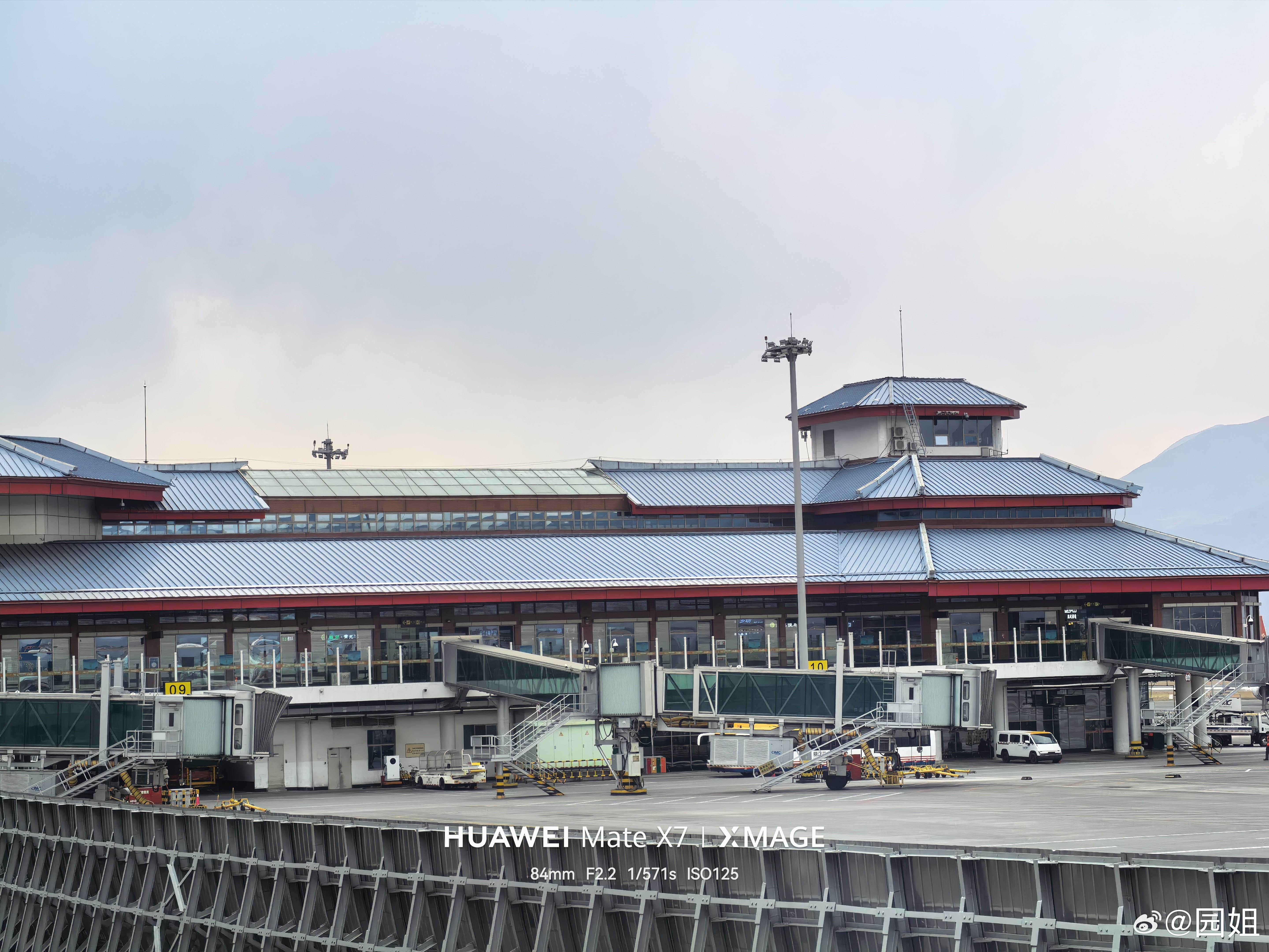 一个一圈都是山的地方，还有点风，显得有点冷，我已经好几天没看到太阳了，这边依然是