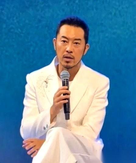 沙溢这事儿，真是让人哭笑不得。
他对着镜子里的自己，一咬牙，决定减肥。不是为了接