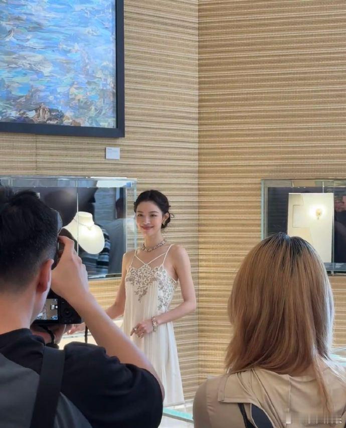 钟楚曦被光镀了的神女妈呀！美得让人腿软！飒爽英姿混着仙气，颜值天花板名不虚传，太