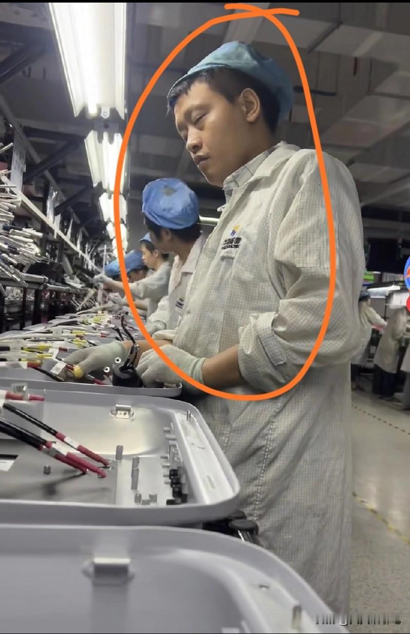 夜班真的是让人顶不住啊，
看这个小伙这么年轻，
精力也是正当旺盛的时候，
可一个