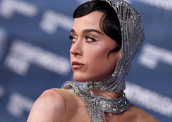 凯蒂·佩里抵沪后享受购物的乐趣，展现出对当地特色的喜爱，这样轻松的日常互动也让大