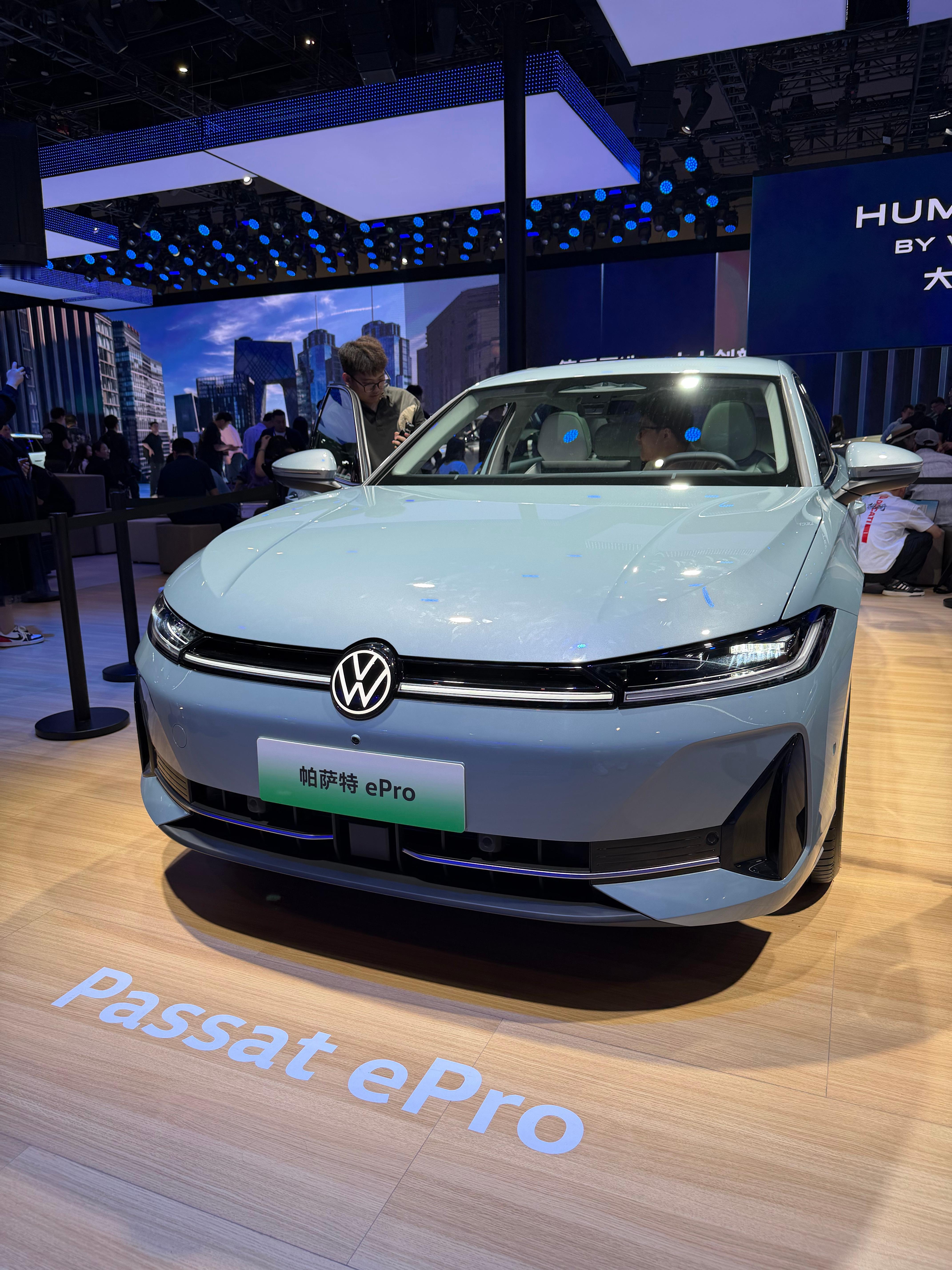 2026北京国际车展 上汽大众发布混动双引擎战略，2026年要推6款新能源车！今