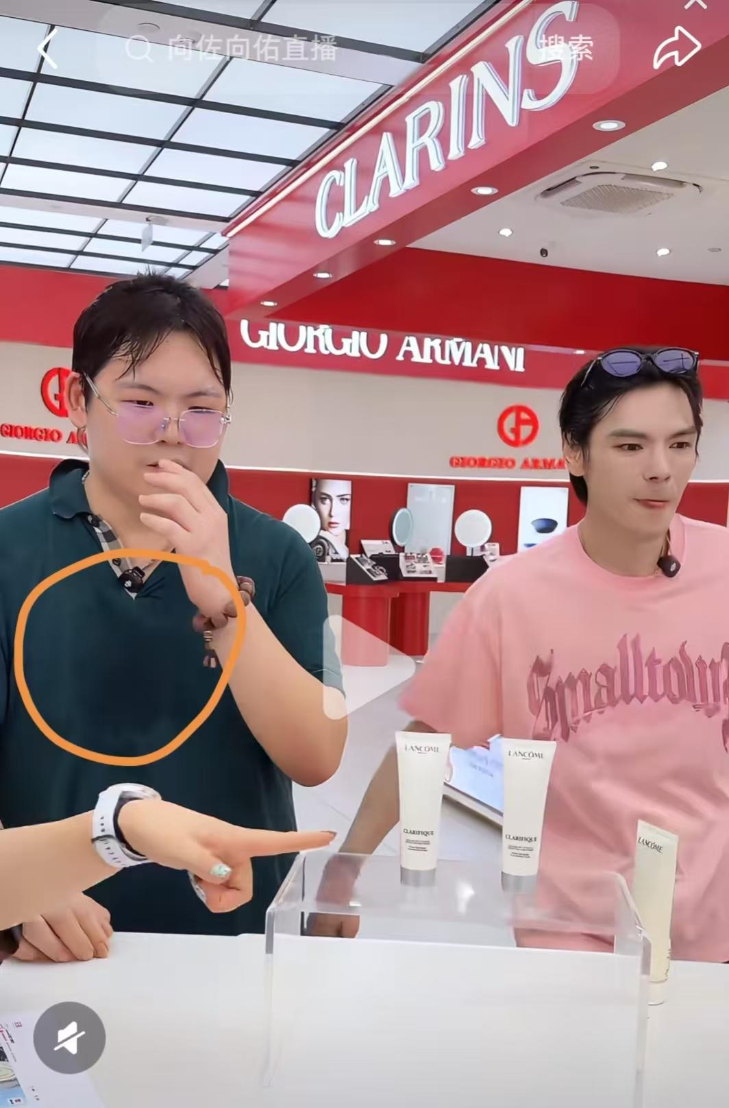 我问当中YI的老公

同样都在放冷气的直播间里

向佐蹦蹦跳跳身上清爽，而向佑却