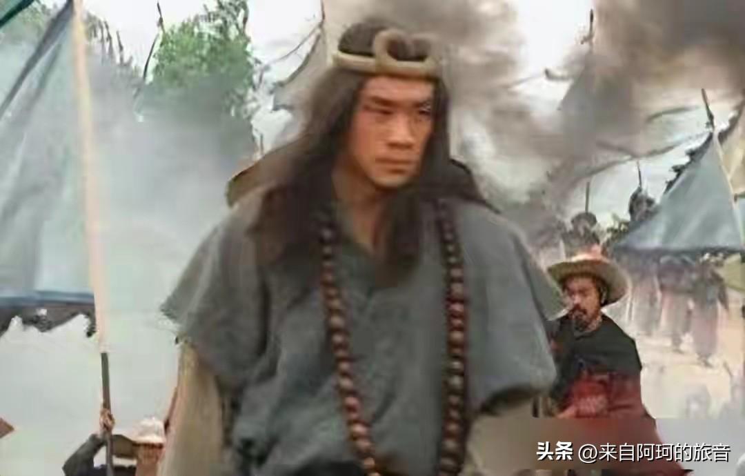 一个人断了一条胳膊躺在庙里，从前那些称兄道弟的人一个都没来过。不是路远不是忙，是