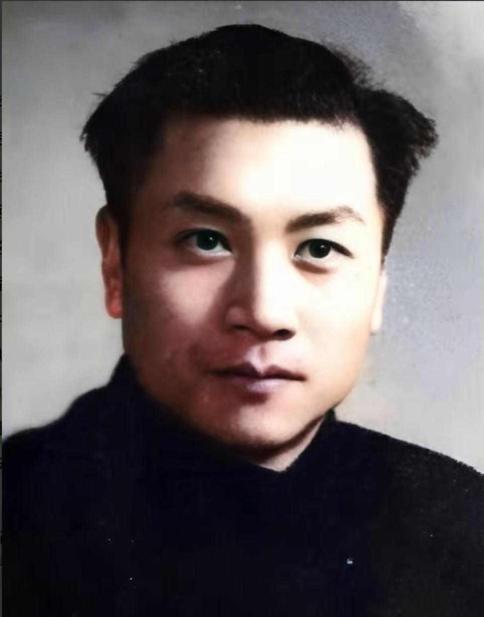 1944年，一名地下党被捕入狱。汉奸认出他，他怕扛不住酷刑泄密，直接求狱友：“快