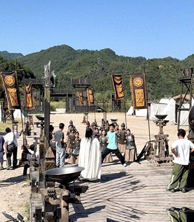 一个永远不会杀青的剧组横店空了，15万群演在景区找到新活