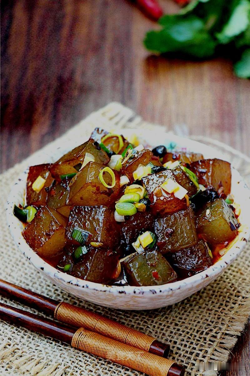 炒凉粉起源于北宋汴京，以凉粉为主料经香油炒制，外焦里糯，香辣爽口，是开封夜市的经