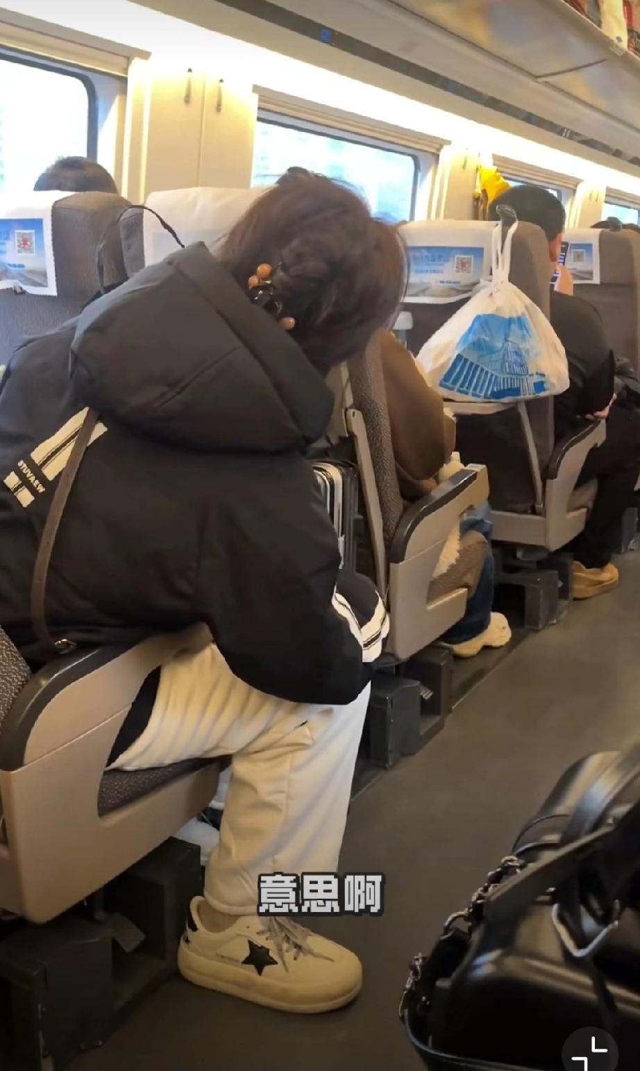 她自己这个靠背都快躺下了，她塞个行李箱不允许别人往后靠…[晕]带她走一趟 躺床上