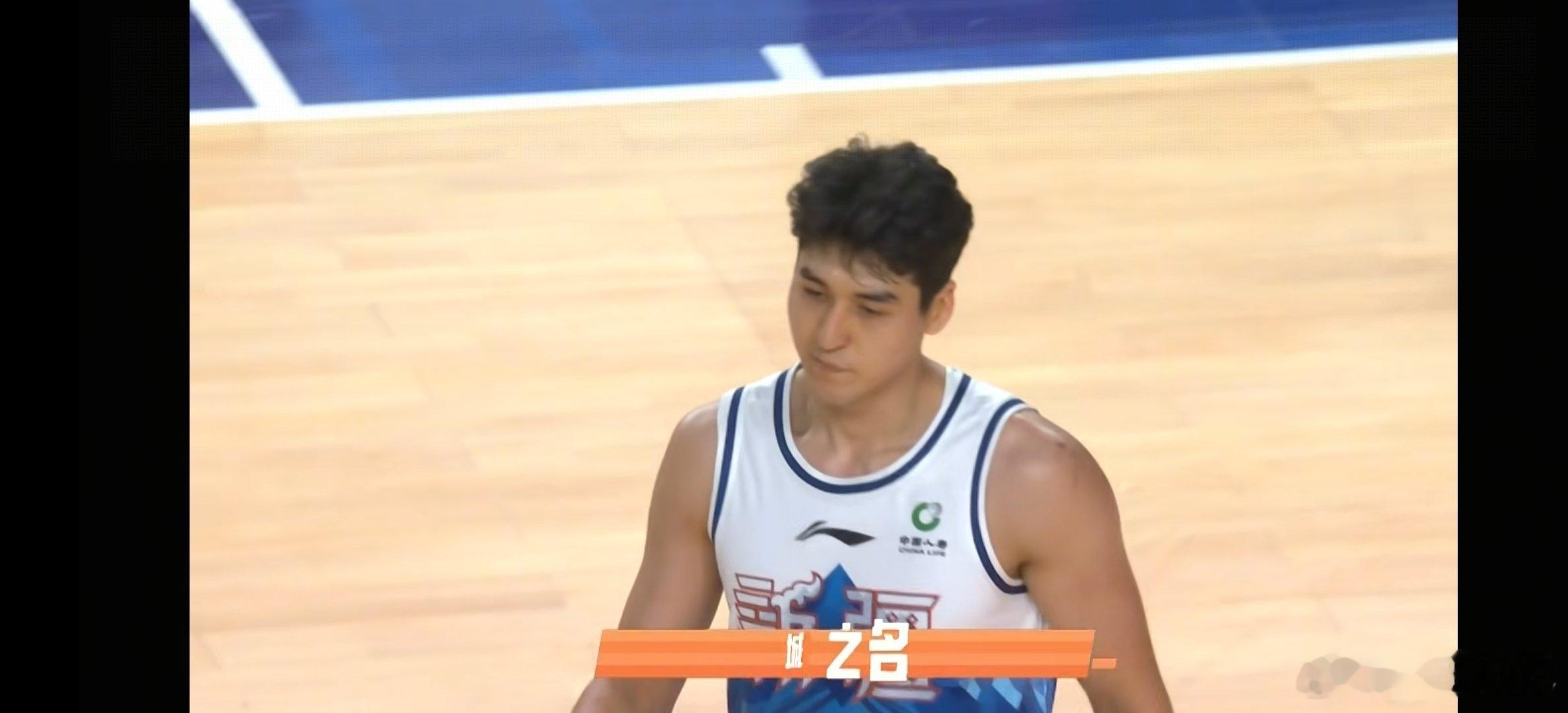 对嘛 外援就是要攻筐，要什么防守，开场新疆队打的很好。新疆男篮vs北京男篮cba