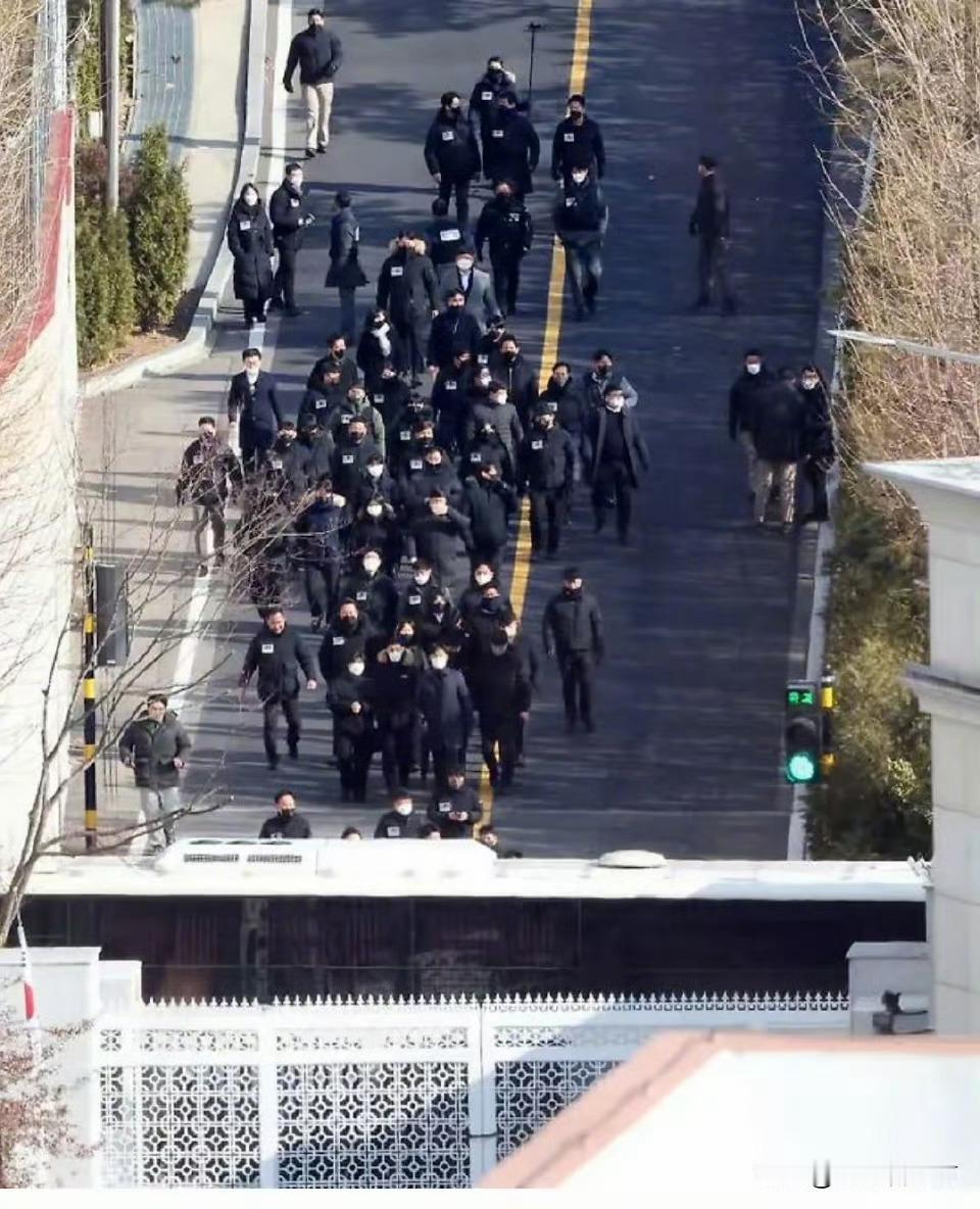 第一张照片是第一次逮捕尹锡悦的韩国警方第二张照片是第二次逮捕尹锡悦的韩国警方很明