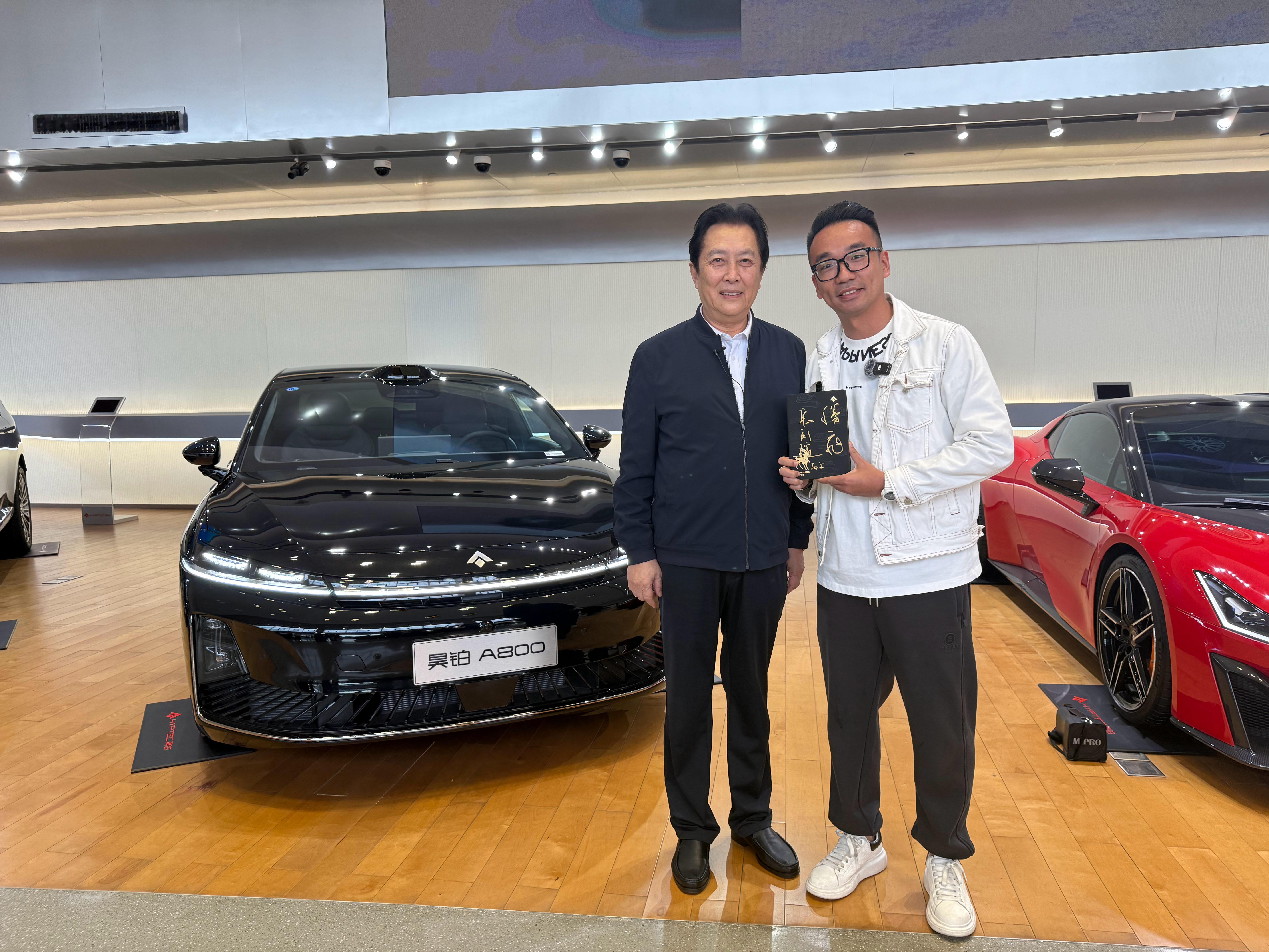 今天陪唐国强老师参观和试驾A800