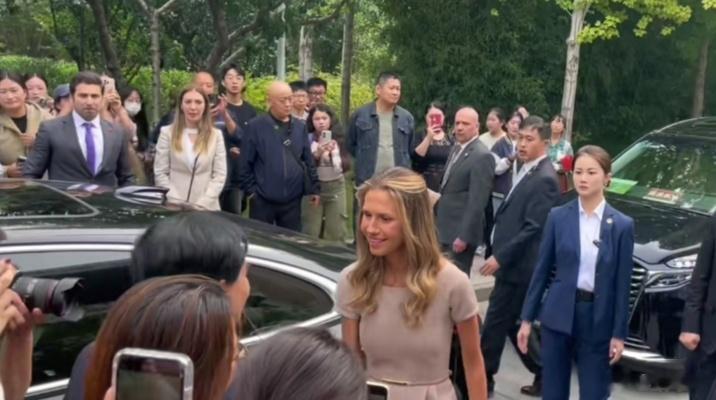 阿诗玛这次赢得了中国民众……有些人也很关注旁边紧随的这位女保镖，嚷嚷着想和她单挑