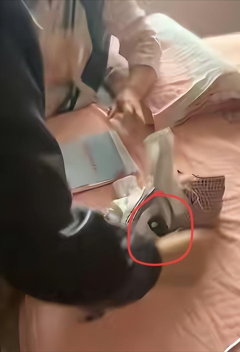 她才刚出生4天啊！4月12日下午2点37分，南京一位刚出生4天的女婴，在自家的床