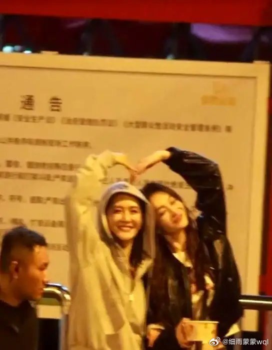 在2026年4月2日《乘风2026》初见面直播中，谢娜主持时多次将话筒自然转向李