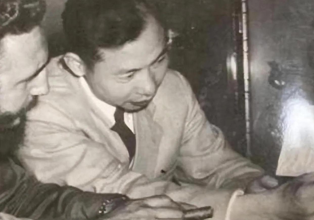 1949年，被判处死刑的范纪曼，在被枪决的前一晚，突然对看守说：“我闹肚子，要去