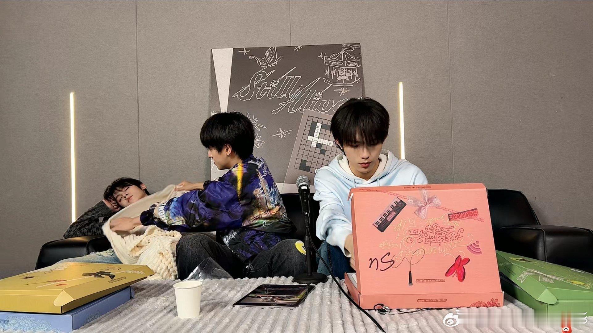 朱志鑫给左航盖毯子左航直播睡着了TOP登陆少年直播，左航睡着了朱志鑫给左航盖毯子