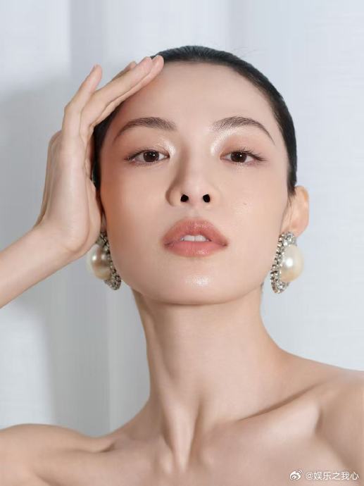 钟楚曦自己化妆全脸就这么点粉底家人们，今天咱来聊聊最近备受关注的一个美妆小细节 