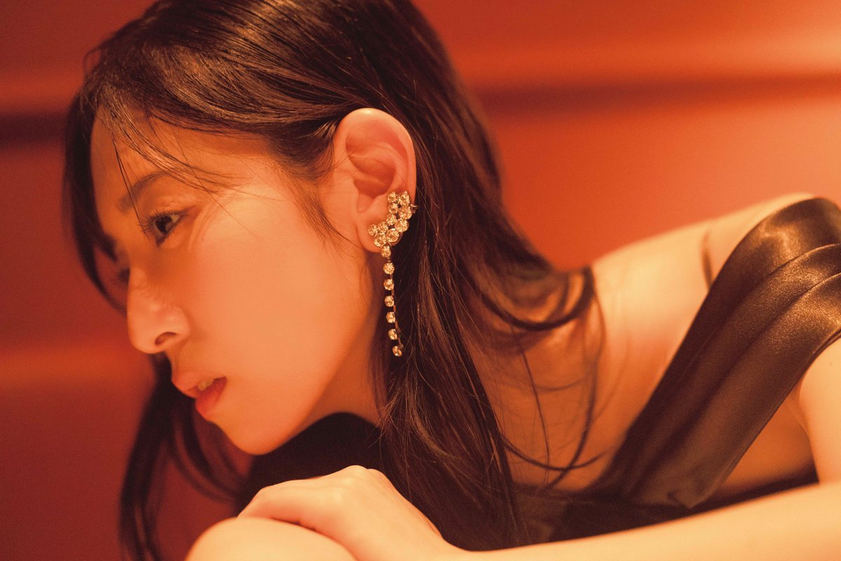 金村美玖[超话]金村美玖 先行カット第8弾🍣大人みくの眼差しにドキッ…💘ホテ
