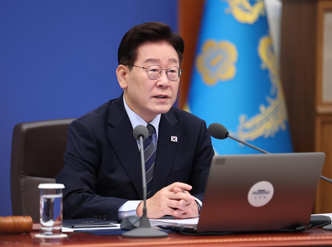被大哥当街点名，还撂下一句“我会记住这件事”，换谁心里都得咯噔一下。
韩国这阵子