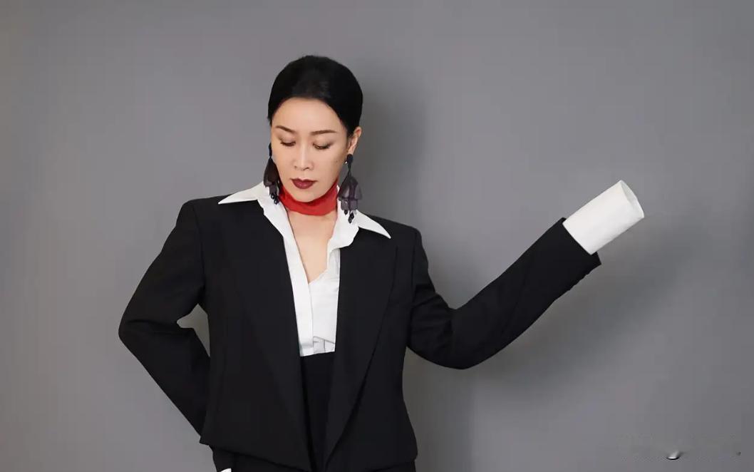 那英的全国巡回演唱会开启，不要因为刀郎大家记恨她，去为老一代歌手捧捧场吧，因为演