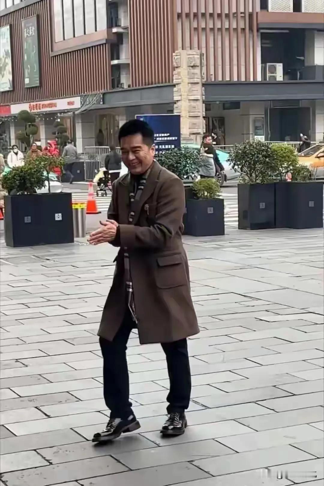 许亚军，娱乐圈里一个精致到骨子里的男人。从头到脚，从上到下，从内而外，从表情到做