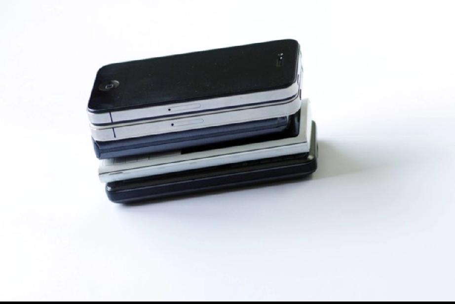 旧手机回收价格暴涨。
涨就给它涨吧，家里有3部老手机，都是一个牌子，摆在书架上一