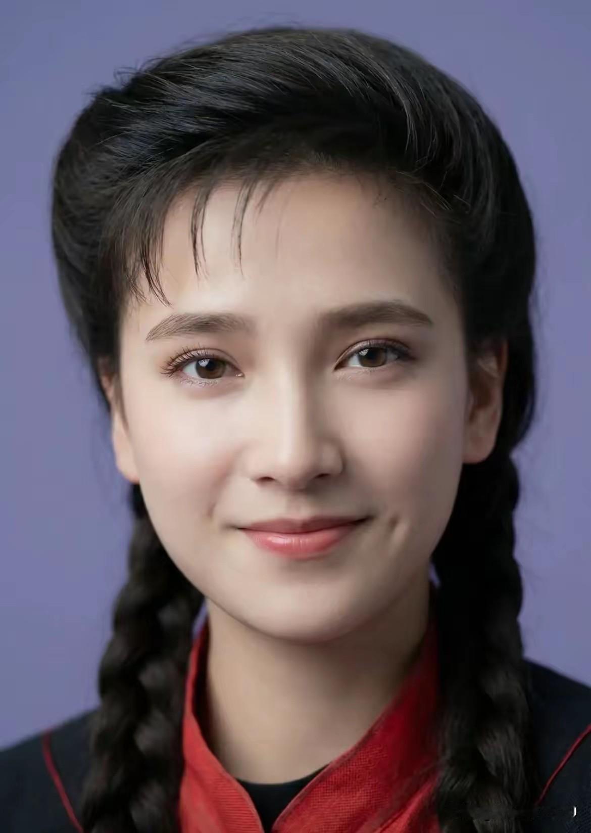 何晴和刘晓庆年轻时都是大美女，有人说何晴小家碧玉的形象最美，有人说刘晓庆大气上档