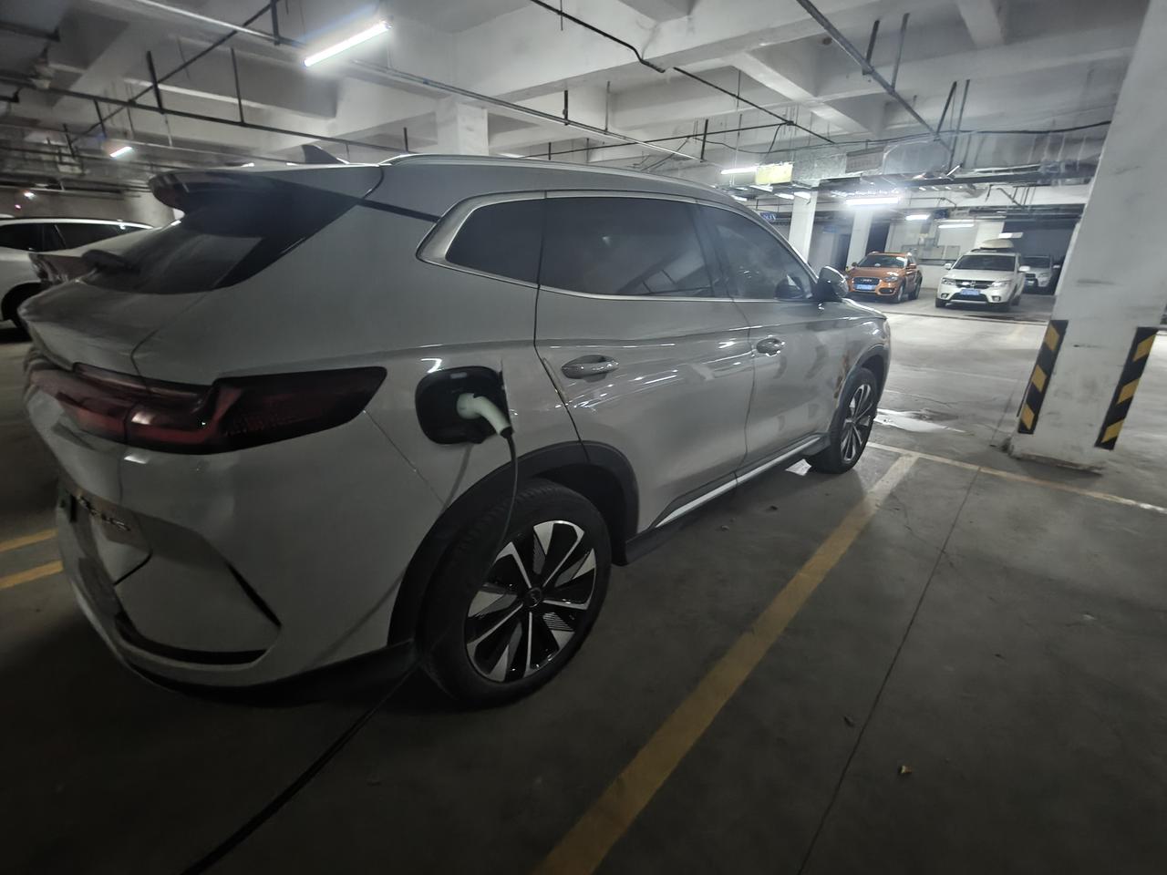 各位老铁好，我是叁水。
宋PLUS这车，在现在不是很能打，但是，在2024年，这