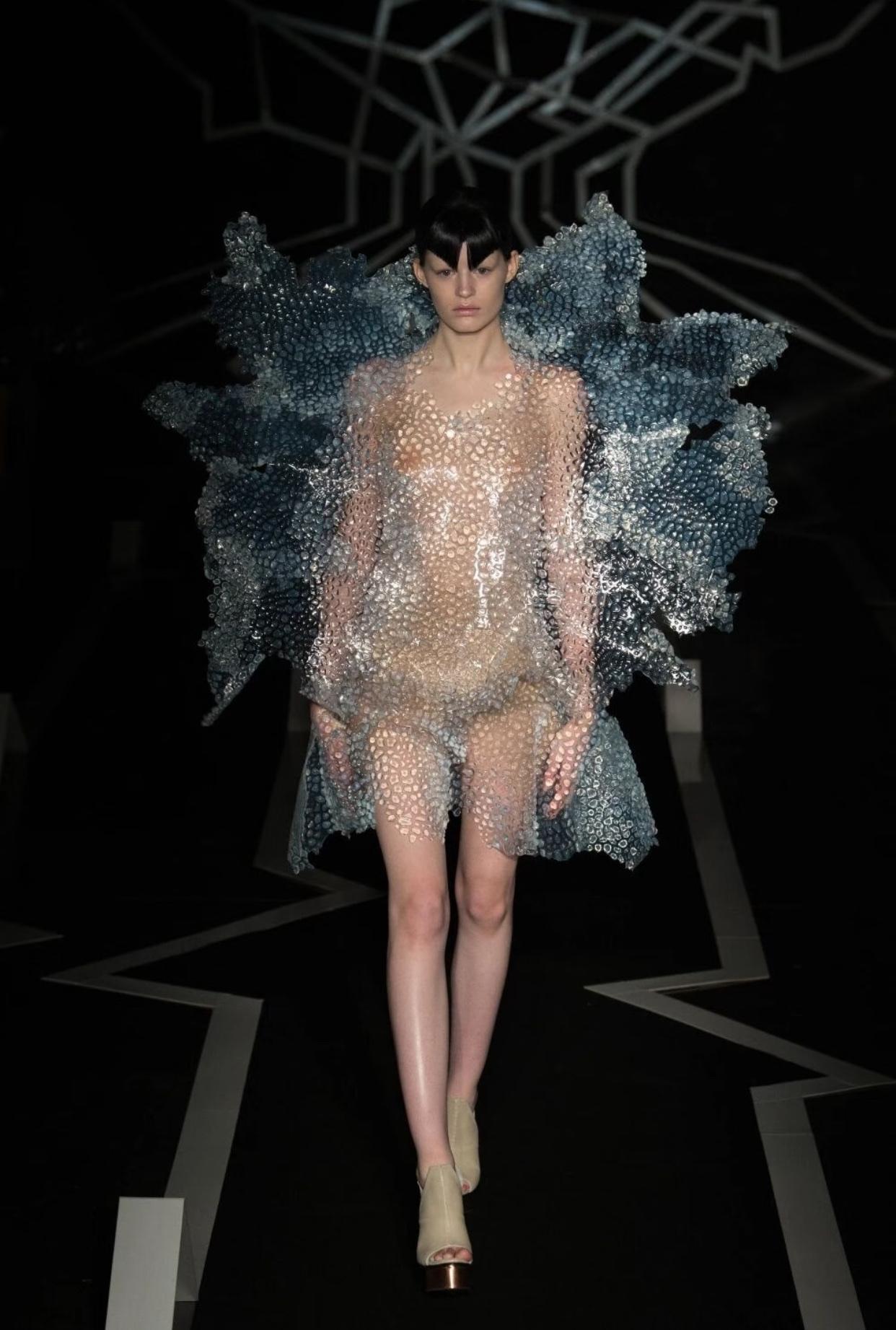 透视装也是越来越高级了

看看，连泡泡塑料袋都搬上舞台了

这不比纱网来的更高级