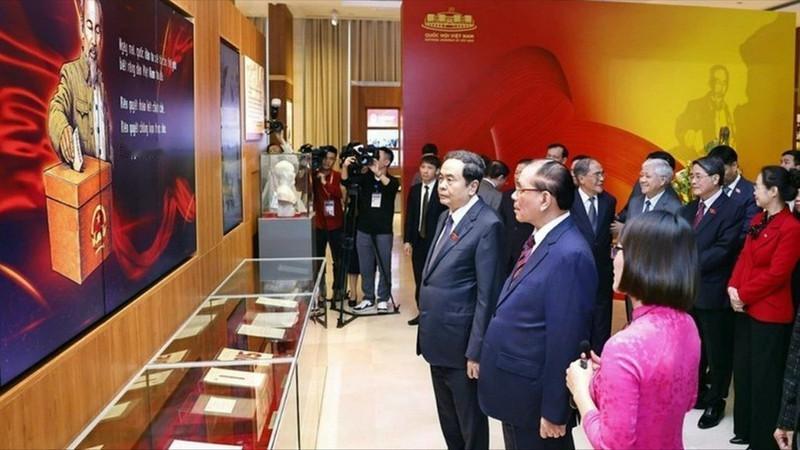 农德孟许久未见，现在他也是能走尽量走动了。越南四驾马车陈青敏邀请农德孟参观越南国