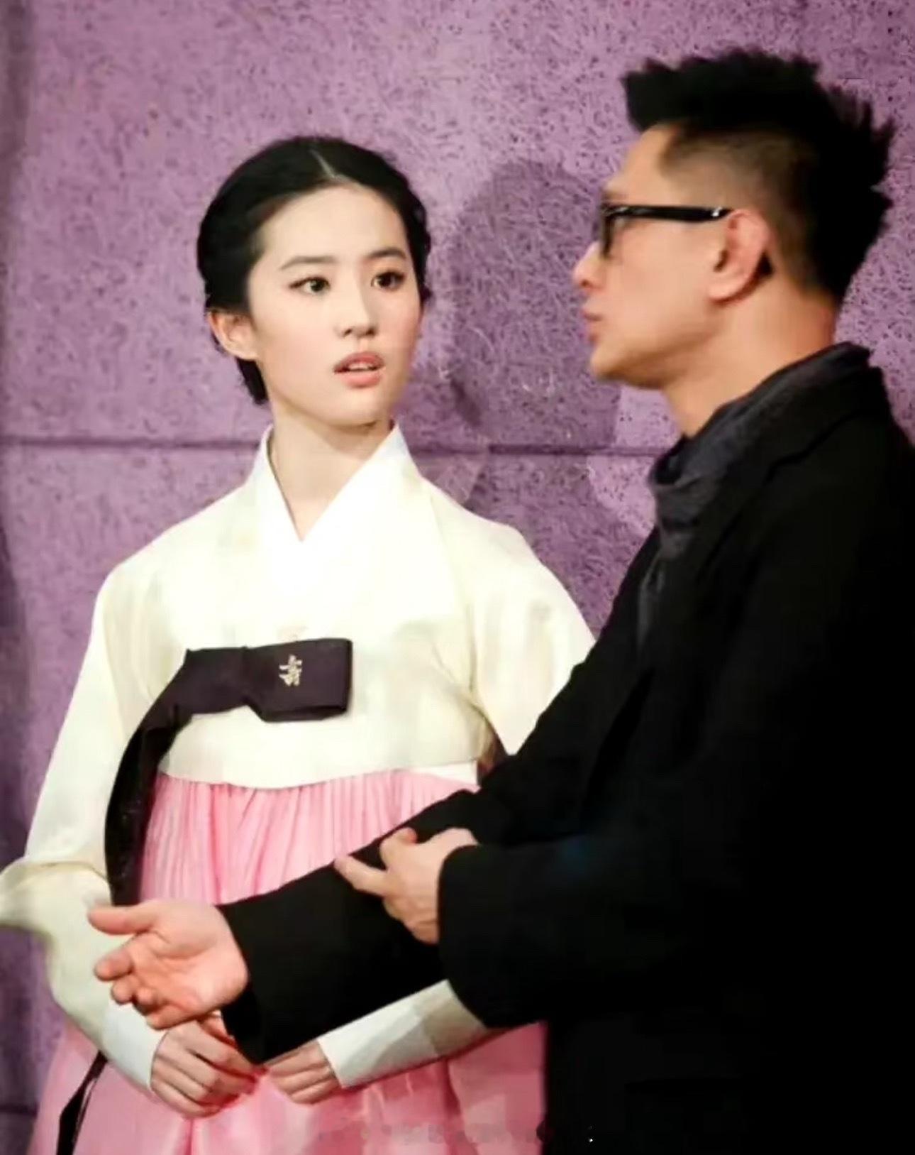 当年韩国人给刘亦菲送了套韩服，本来是想看笑话的，结果穿上之后全场记者都傻眼了 