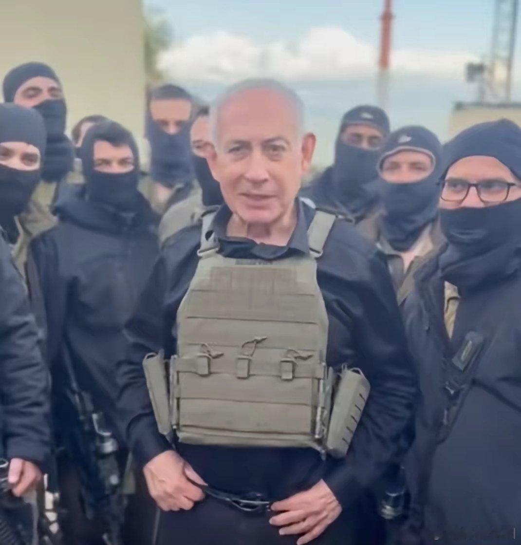 内塔尼亚胡公然进入黎巴嫩境内，还在当地大放厥词、态度嚣张。值得注意的是，陪同在他