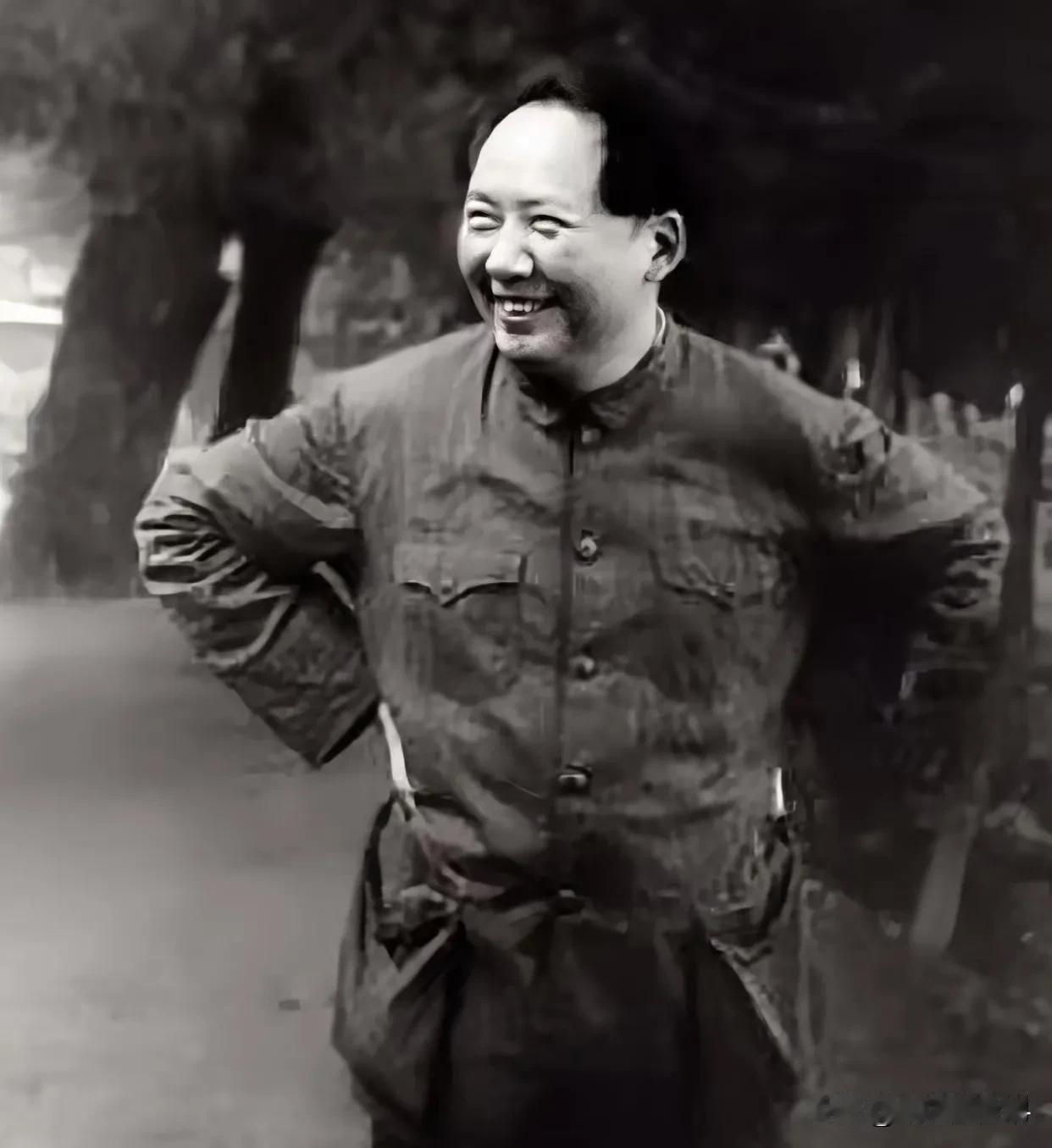 一笑破长夜，红日耀东方。
伟人一笑，从此华夏大地升起永不坠落的骄阳☀️
