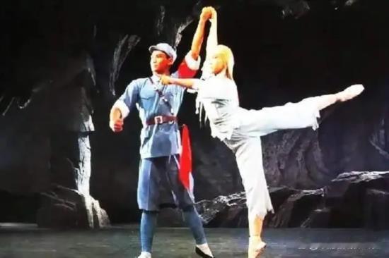 《沙家浜》：汉奸最痛恨。
《白毛女》：地主最痛恨。
《 红灯记》：侵略者最痛恨。