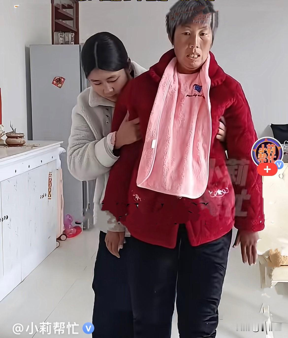 河南驻马店25岁的女孩李梦瑶大学毕业后，在家照顾身患渐冻症的母亲，看后很感动……