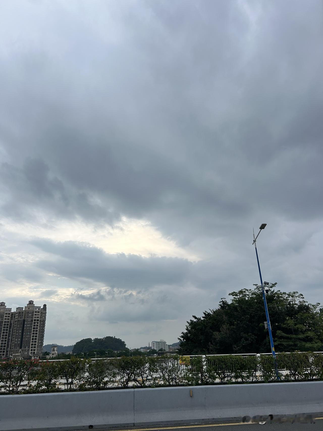 世上没有一个人的人生是绝对完美的，

如果你觉得有，那这个人身边的某种危机估计也