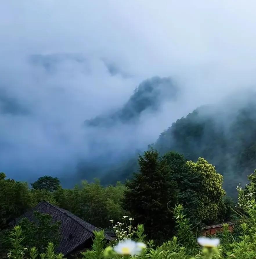 下联是：烟笼柳岸似桃源
    
  上联“雾绕山峰如仙境”，展现出山峰被浓雾环