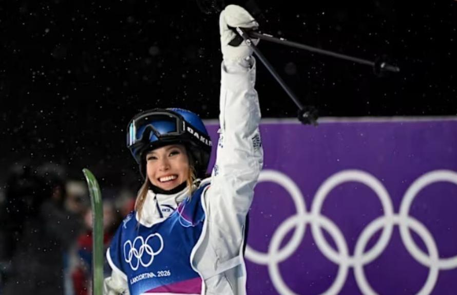 昨晚失眠，刷到那条谷爱凌逆转夺银的消息，整个人一下子清醒了。凌晨三点多，盯着屏幕