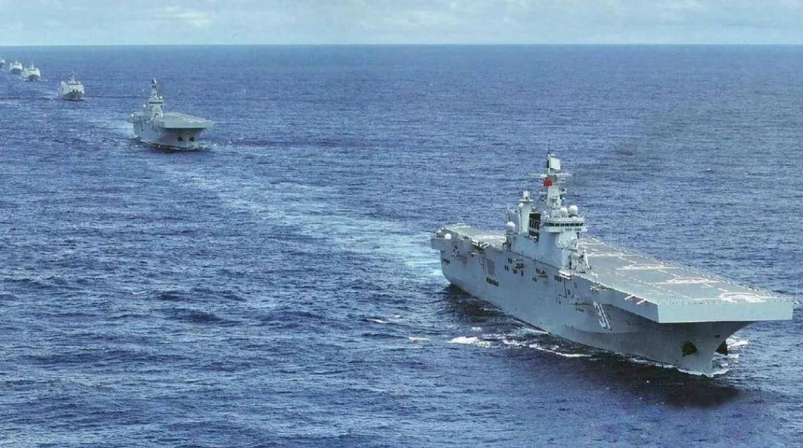 中国16万吨超级编队公开！解放军2+4两栖阵容对标美军双群，打法完全反着来。
