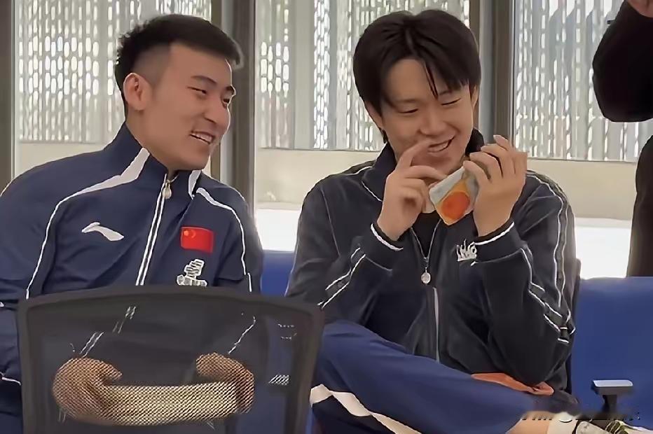 你绝对没见过这样的王楚钦。
他盯着兄弟牛冠凯的手机，眼睛瞪大，表情一瞬间垮掉。