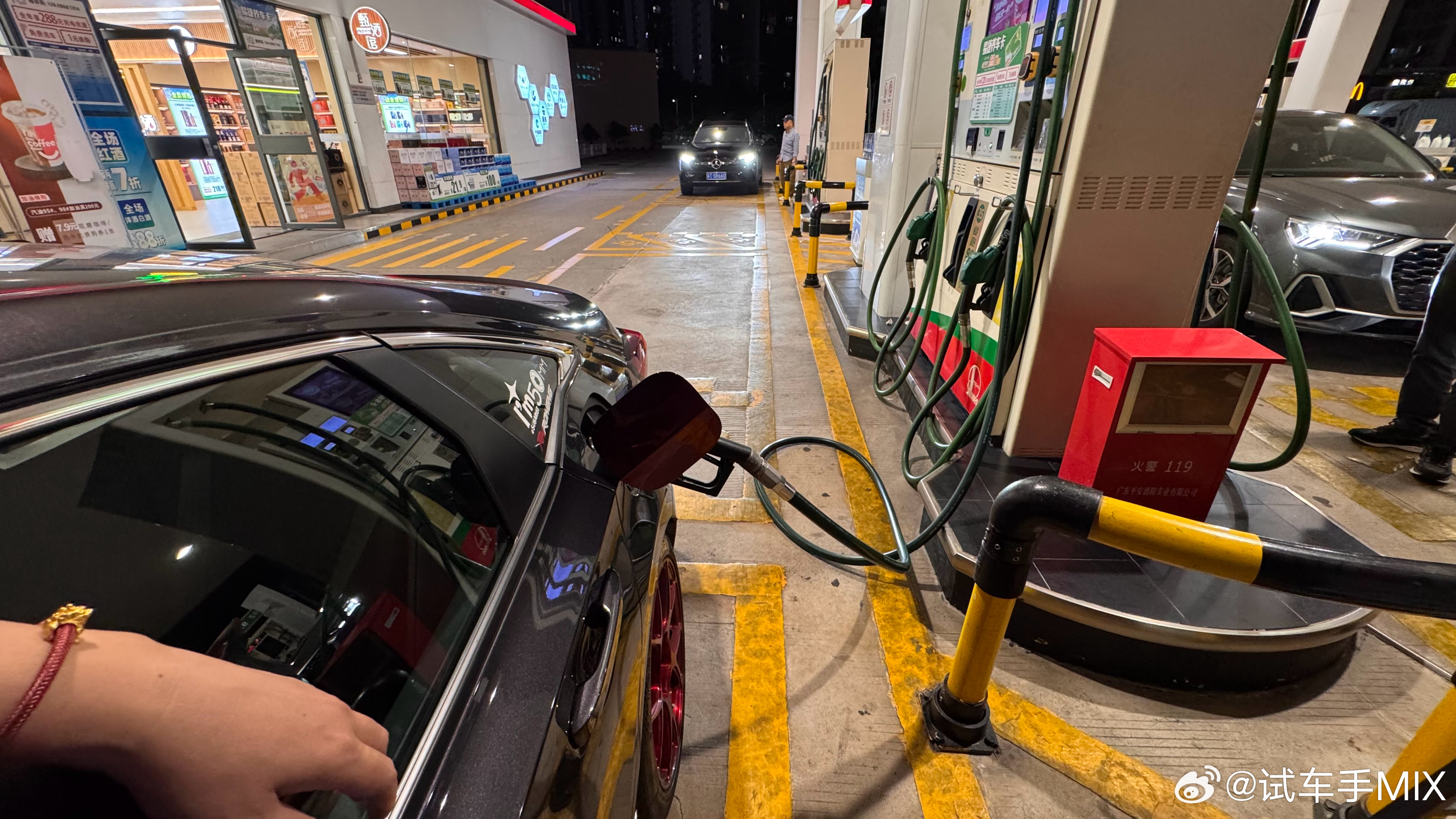 就刚刚今日白天我还笑别人去油站这些高消费场所每次广播缴费金额的时候我听着都心痛…