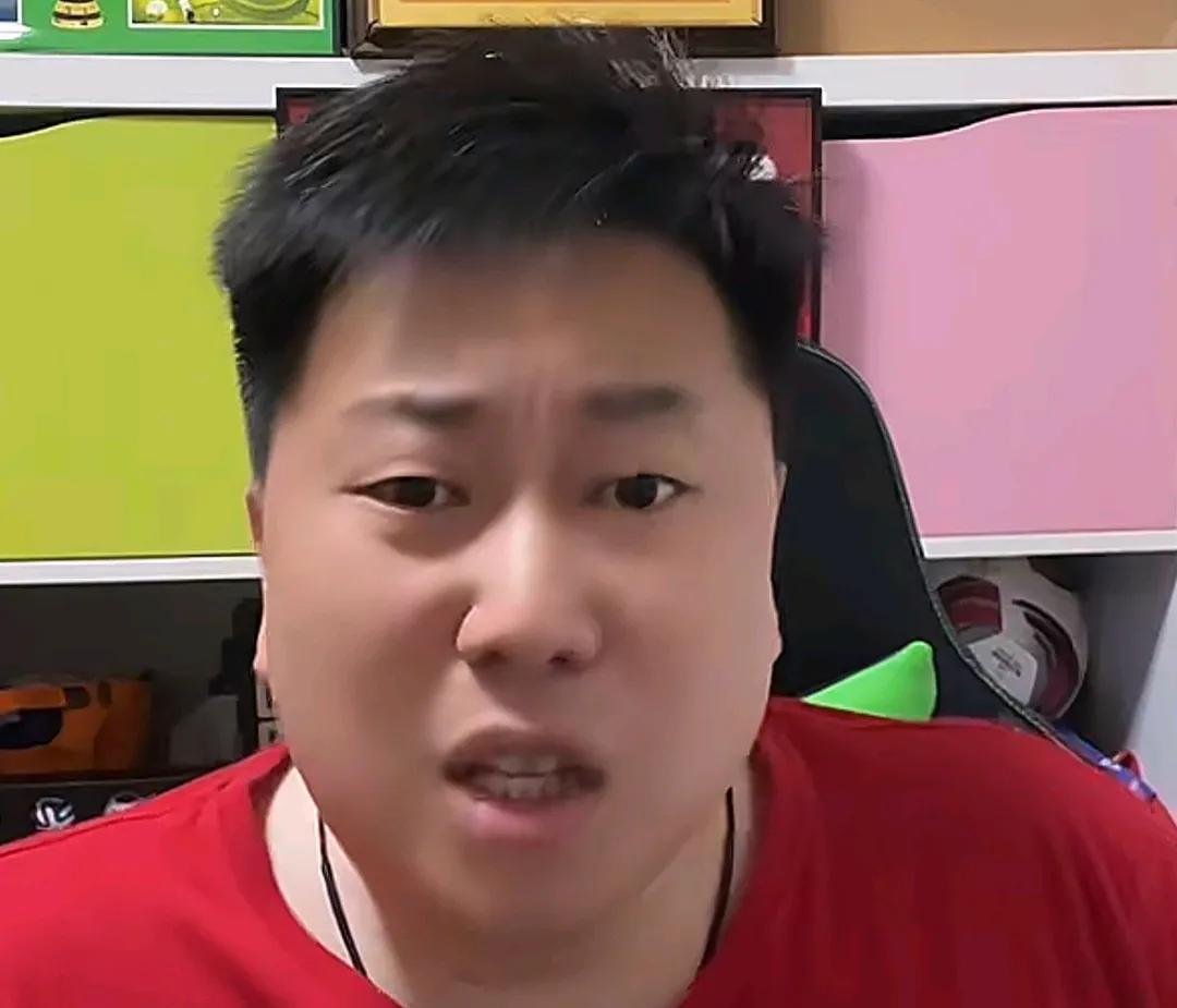 媒体人李宝库批评了杨毅，认为其在节目中不尊重董路。
在一场直播中，媒体人李宝库谈