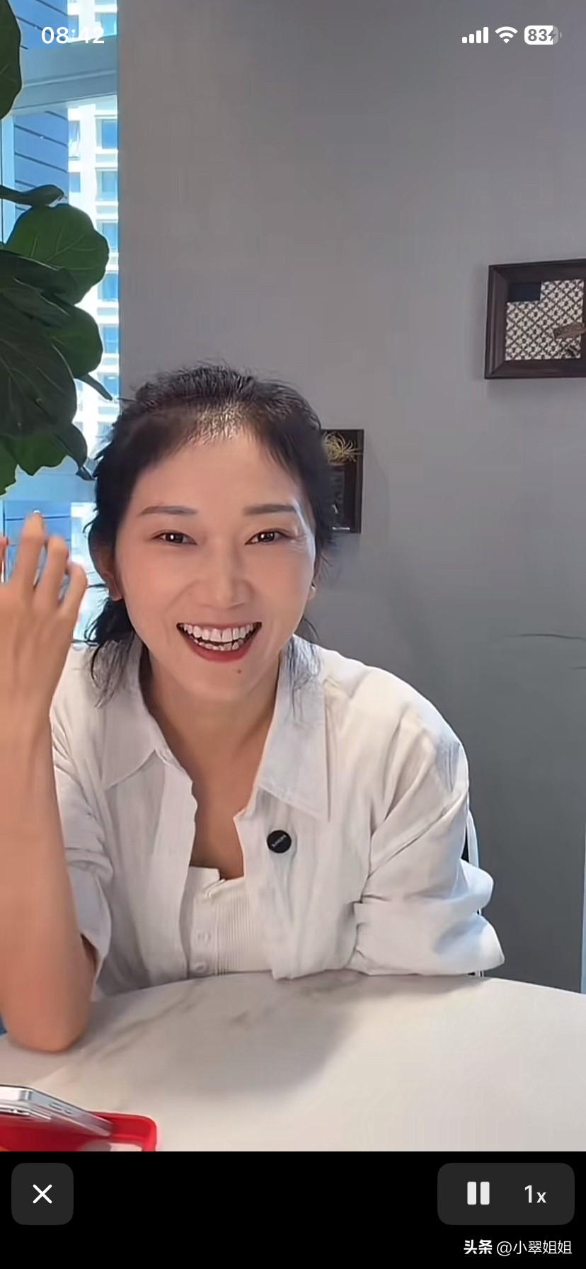林丽直播时，特别感谢粉丝们的不离不弃的支持和陪伴！
林丽认真严肃的说没有粉丝的鼓