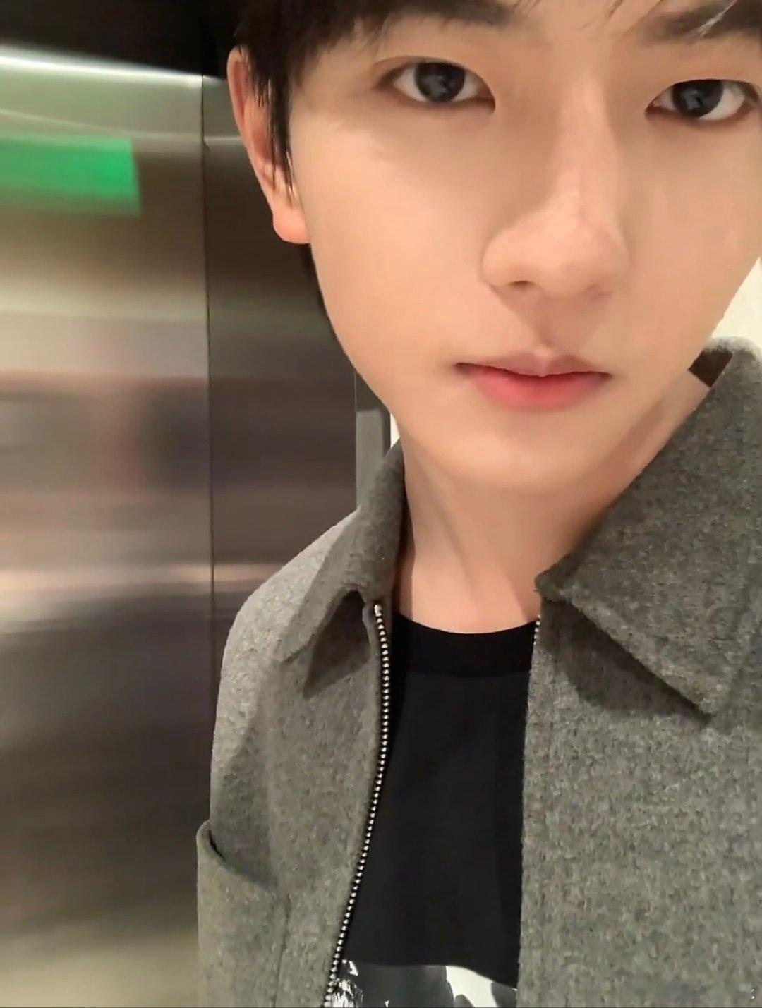 穆祉丞脸瘦了一圈穆祉丞九宫格怼脸live 哇穆祉丞怼脸九宫格 脸瘦了一圈 