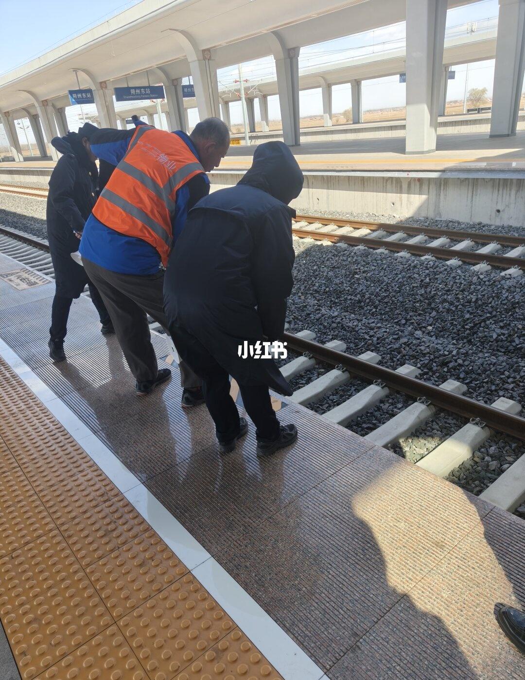 特别感谢朔州东站的工作人员！
主播因为疏忽，帽子从列车出来时又被风吸走了（虽然今