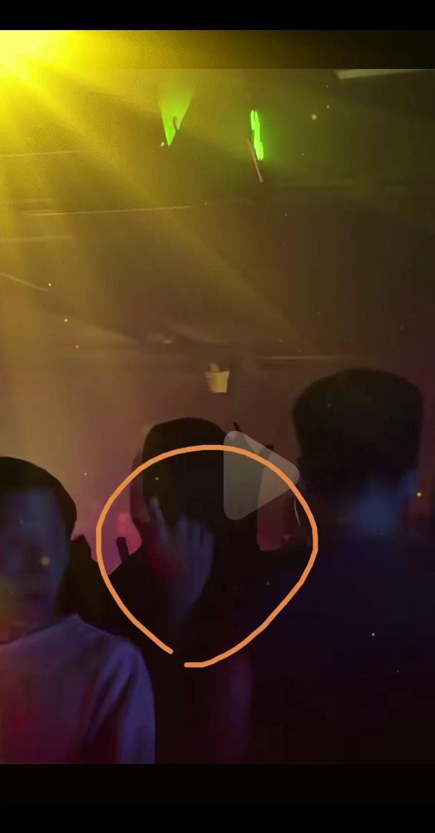 虽然带着狗头面罩，但是小肉手和手势确认无误就是亚仁本尊了。成都蝴蝶吧偶...